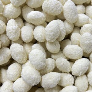 Migdolai baltame šokolade su kokoso drožlėmis 250 g