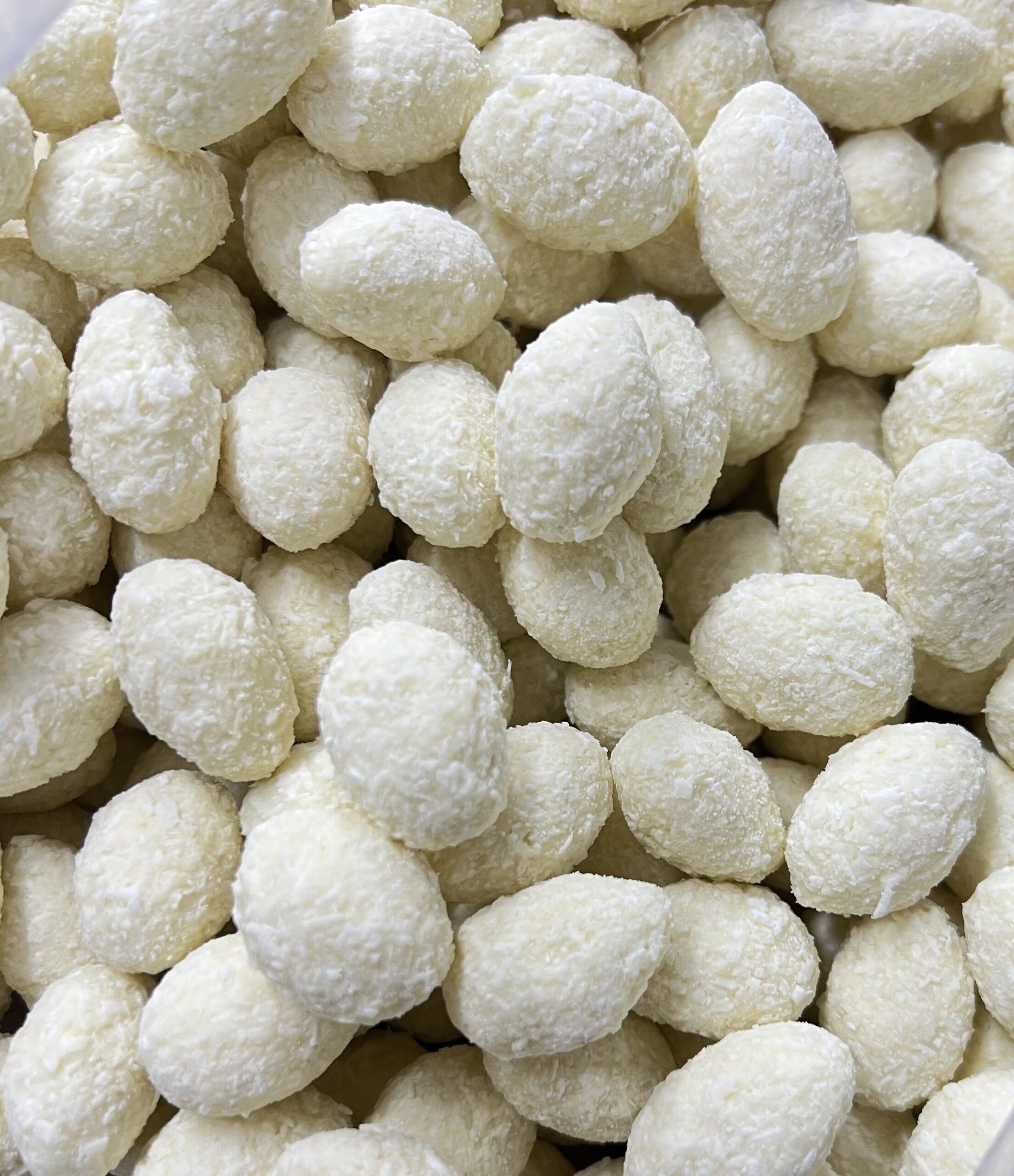 Migdolai baltame šokolade su kokoso drožlėmis 250 g